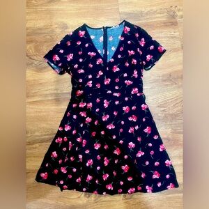 3/$15 GAP Pink Roses Black V Neck Short Sleeve A-line Dress Size 10